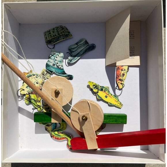 Vintage La Peche Au Tresor Tic Et Patte French Fishing Game Wooden Magnet - Picture 3 of 5